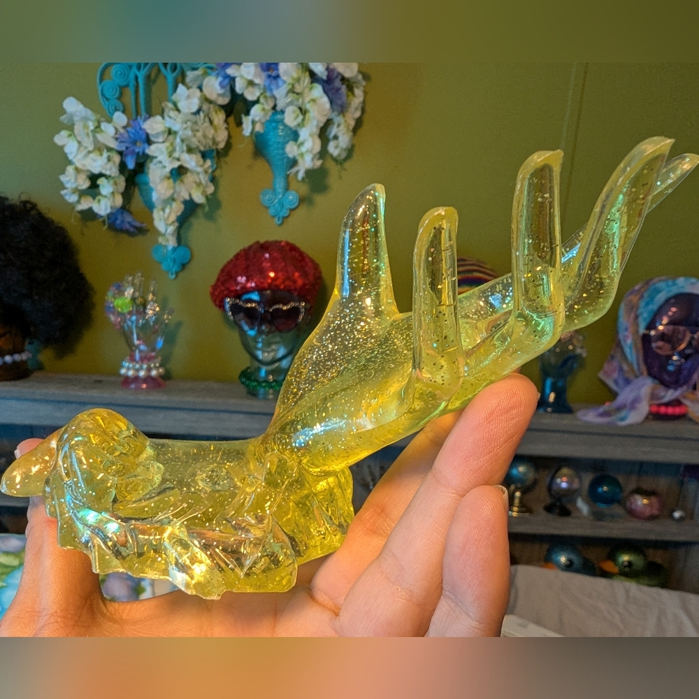 YELLOW GLITTER PLASTIC HAND - Picture 4 of 7